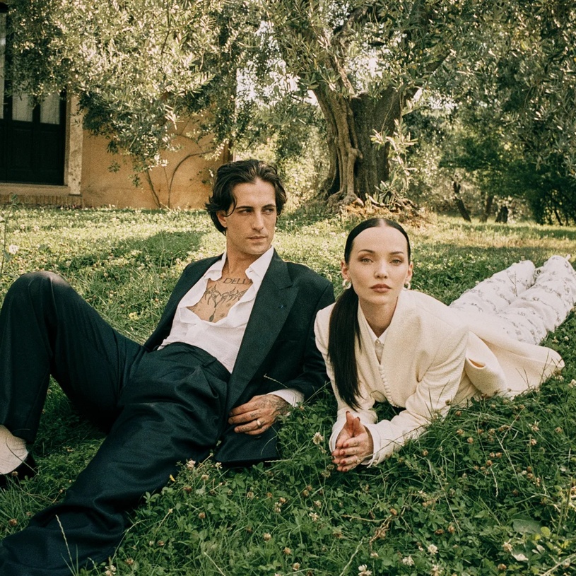 婚礼将至，Dove Cameron 与 Damiano David 谈爱情与远离聚光灯的生活（封面配图）